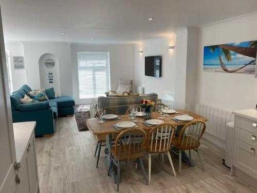 Surf's Up! Atlantic Reach, Nr Newquay, Cornwall. Perfect base for holidays or work