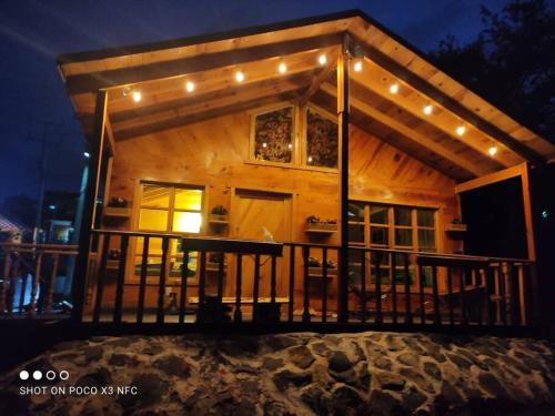 Encantadora cabaña de madera, descanso y confort.