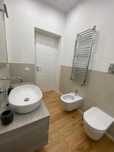 One-Bedroom Apartment image 4