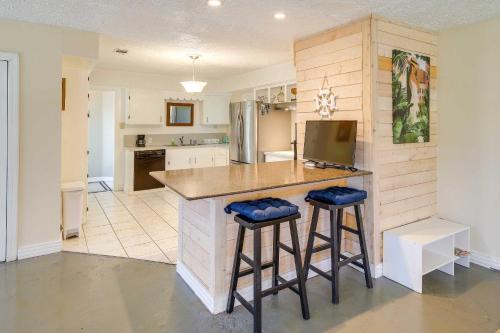 Galveston Bay Studio Walk to Fishing and Boating!