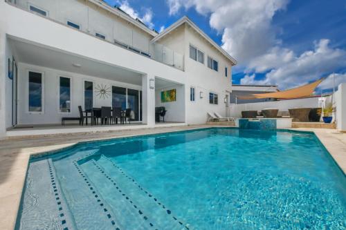 MAISON BLANCHE Your Paradise Exclusive Villa, Palm Eagle Beach