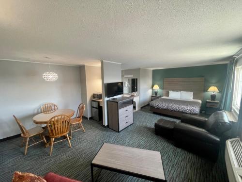 Countryside Inn & Suites CB I80/I29.