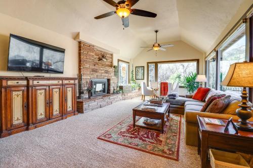 Spacious Manitou Home with Views in Central Location in Manitou Springs, USA
