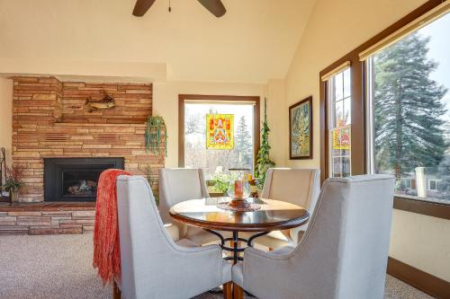 Spacious Manitou Home with Views in Central Location in Manitou Springs, USA