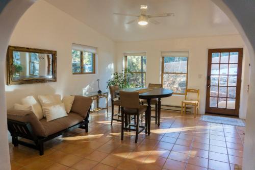 Peaceful Santa Fe Forest Home, Comfy and Well-equipped