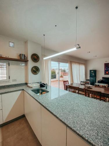 Kitchen, Amplio Departamento con Terraza near Ingeniero Aeronáutico Ambrosio L.V. Taravella International Airport