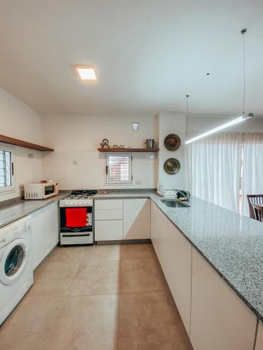 Kitchen, Amplio Departamento con Terraza near Ingeniero Aeronáutico Ambrosio L.V. Taravella International Airport