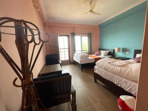 Twin Room with Mountain View image 4
