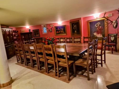 Erkély/terasz, Spacious house with pool and garden in Congosto in Arroyo de La Miel