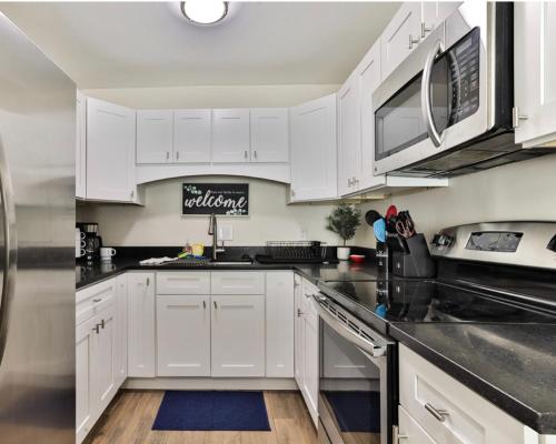 Lovely 2 Bedroom 1 Bathroom Condo Minutes from the Beach