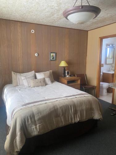 1 queen bed, 1 twin bed