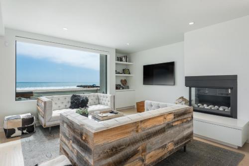 Luxury Modern Designer Beach House on Sand w/ Pool in Ventura, USA