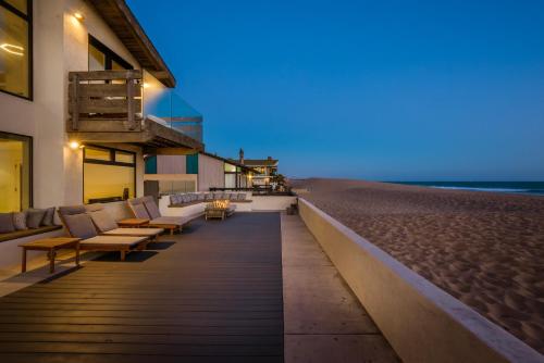 Luxury Modern Designer Beach House on Sand w/ Pool in Ventura, USA