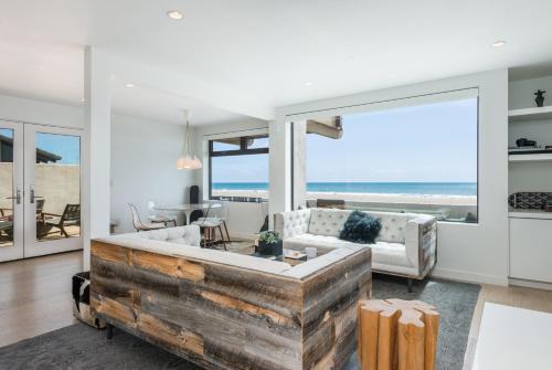 Luxury Modern Designer Beach House on Sand w/ Pool in Ventura, USA