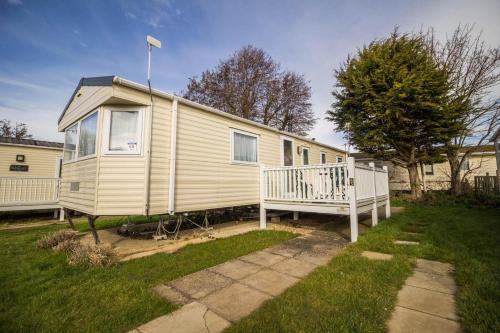 Caravan With Decking At Manor Park In Hunstanton, Sleeps 6 Ref 23045b