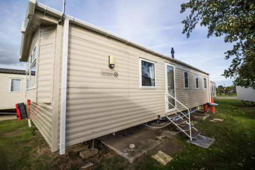 8 Berth Caravan For Hire At Martello Beach Close To Site Amenities Ref 29047r