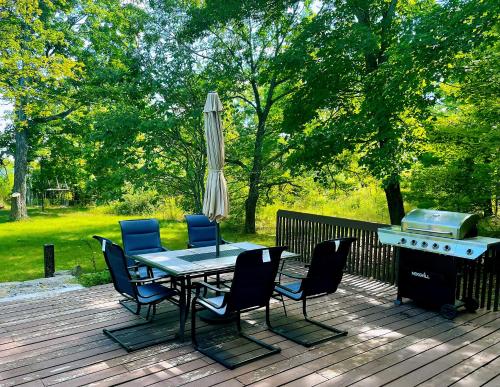 Lakeview Cottage with Private Swimming Pool in Trent Lakes