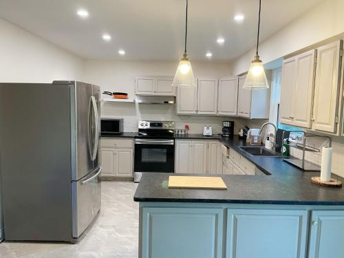 Lakeview Cottage with Private Swimming Pool in Trent Lakes