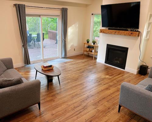 Lakeview Cottage with Private Swimming Pool in Trent Lakes