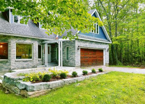 Lakeview Cottage in the forest with private Swimming Pool