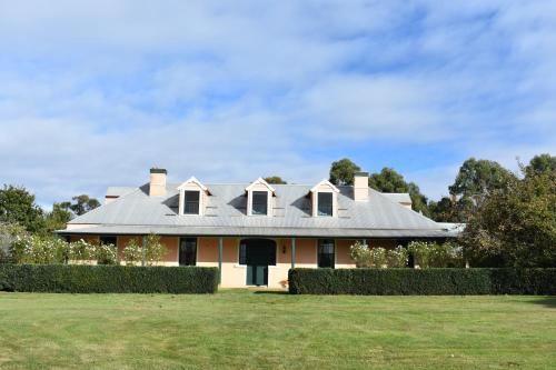 CLAYFIELD HOMESTEAD - rustic country accommodation in Prospect Vale