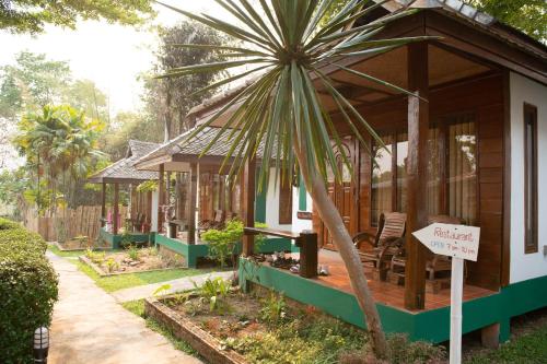 Exterior view, Mad Monkey Pai in Thung Yao