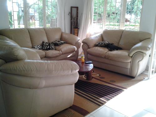 Koplietošanas atpūtas telpa ar TV, Brownstone Country Home in Lira