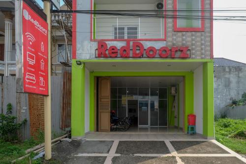 Exterior view, RedDoorz near Pakuwon Mall Solo Baru in Grogol