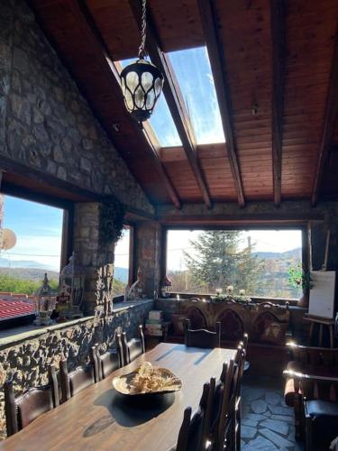 Blessings Chalet στον Παλαιό Άγιο Αθανάσιο με Τζάκι, Barbeque, μεγάλη αυλή και υπέροχη θέα