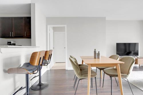 Streeterville 2BR w Deck Gym nr Beach Park CHI-589 thumb 3
