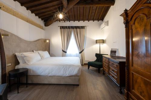 1 king bed, 2 twin beds, 1 sofa bed
