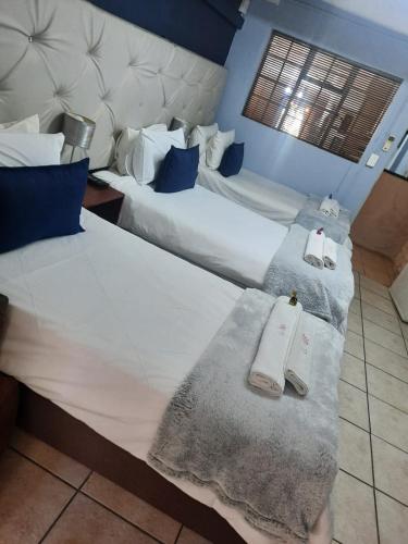 3 twin beds