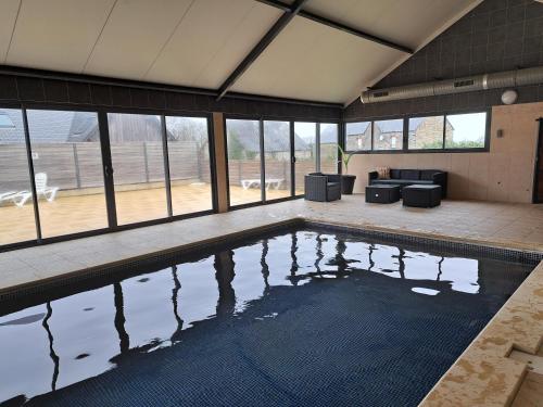 La Chaumière avec piscine privée, à 5 minutes du Mont St-Michel gîte à louer Huisnes-sur-Mer