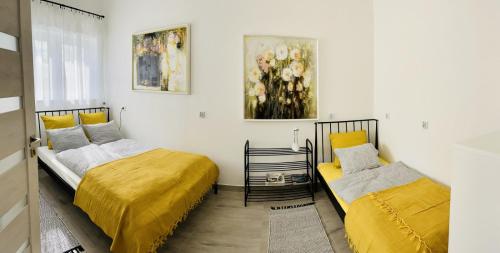 1 double bed, 1 twin bed