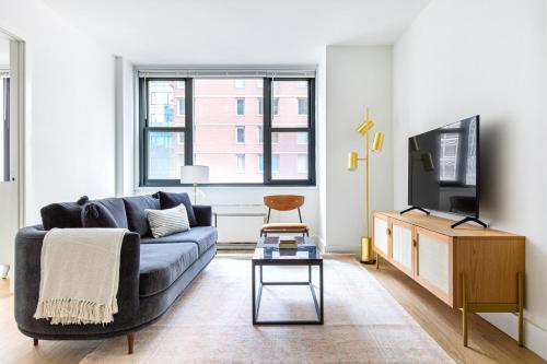 Murray Hill 1BR w Doorman Gym Pool Parking NYC-583 in New York, USA