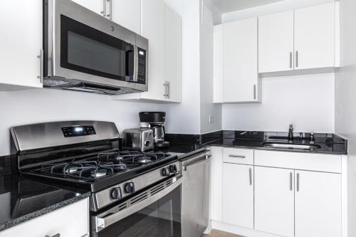 Murray Hill 1BR w Doorman Gym Pool Parking NYC-583 in New York, USA