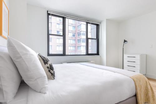 Murray Hill 1BR w Doorman Gym Pool Parking NYC-583 in New York, USA