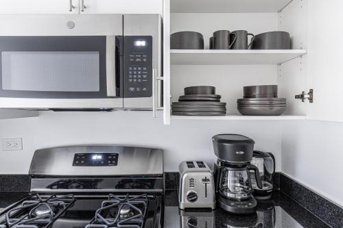 Murray Hill 1BR w Doorman Gym Pool Parking NYC-583 in New York, USA
