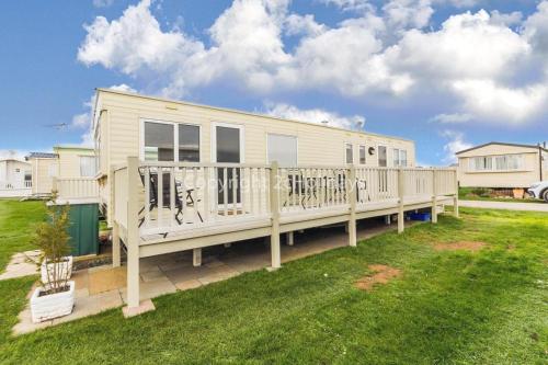 8 Berth Caravan For Hire By The Beautiful Beach In Heacham, Norfolk Ref 21055a