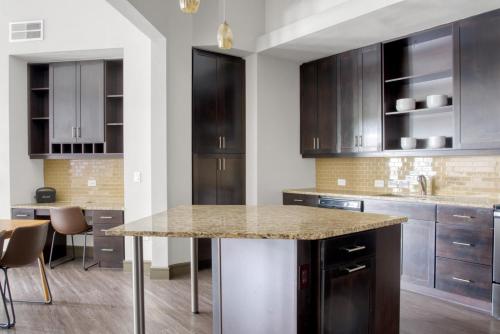 Domain 2br w gym pool wd nr Q2 Stadium ATX-47 in Austin, USA