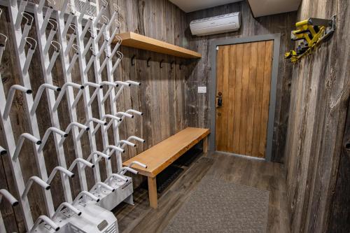 Pinnacle Ridge 23 - Ski In Ski Out, Newly Renovated, Private Hot Tub, Gas Fireplace, Whistler (foto 5)