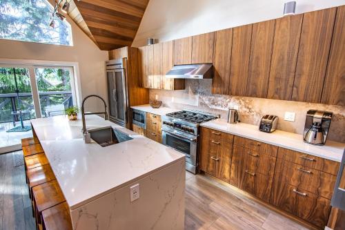 Pinnacle Ridge 23 - Ski In Ski Out, Newly Renovated, Private Hot Tub, Gas Fireplace, Whistler (foto 6)