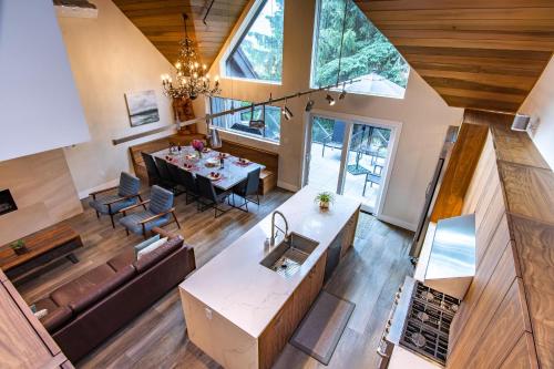 Pinnacle Ridge 23 - Ski In Ski Out, Newly Renovated, Private Hot Tub, Gas Fireplace, Whistler (foto 7)