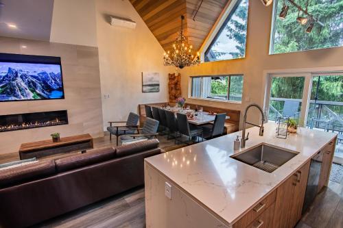 Pinnacle Ridge 23 - Ski In Ski Out, Newly Renovated, Private Hot Tub, Gas Fireplace, Whistler (foto 8)