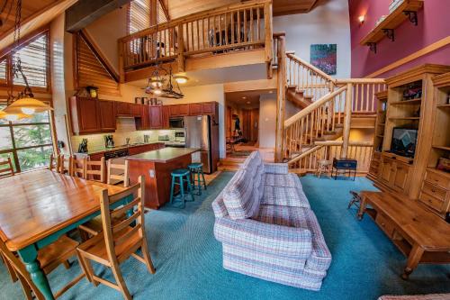 Pinnacle Ridge 38 - 5 Steps Away From The Ski Run, Wood Fireplace in Whistler, Canada