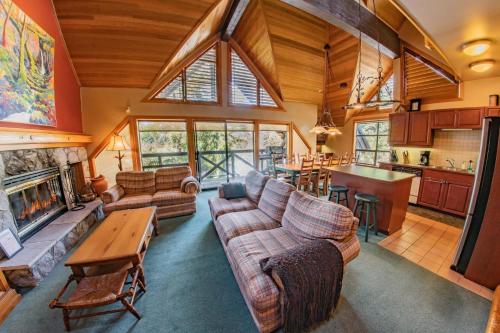 Pinnacle Ridge 38 - 5 Steps Away From The Ski Run, Wood Fireplace in Whistler, Canada