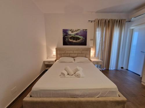 Hotel Queen Margaret Seaside – Ksamil, CA