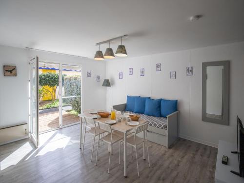 2 bedrooms, 5 beds