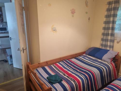 Villa Sleeps 4 With Free Parking - Tap to explore photos