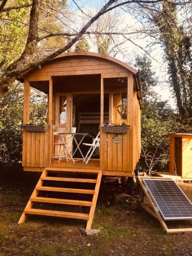 Relax in the unique and cosy Off-grid Eco Shepherd's hut Between Heaven and Earth